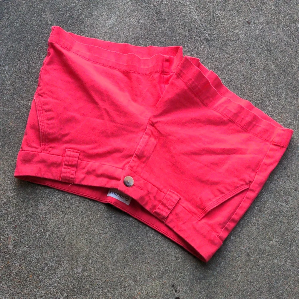 Magellan Outdoors Poppy Red Cotton/Spandex Chino Shorts w/ Tortoise Shell Button - Picture 4 of 12